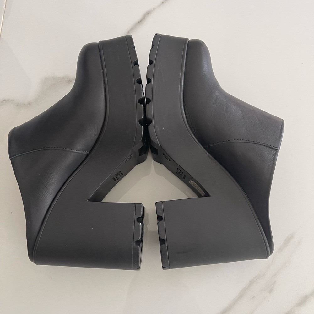 Black platform, very comfortable and good condition. Size 7 is 37 Europ size.